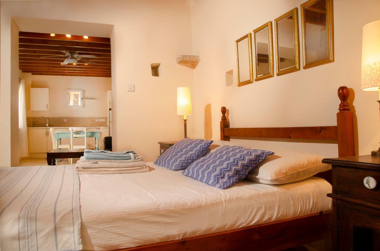 Dolphin Guest House And Studios Tokhni Buitenkant foto